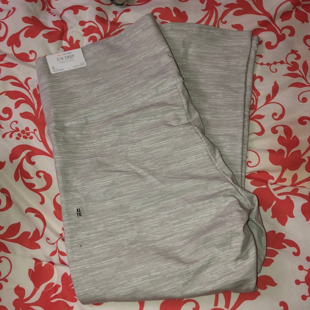❤️NWT 3/4 crop yoga pants light grey❤️